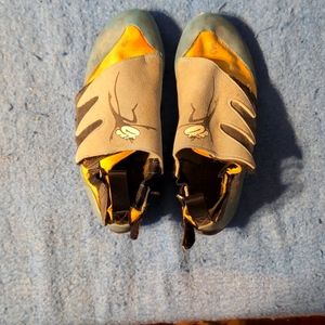 Kid's MadRock Size 3 rock climbing shoes